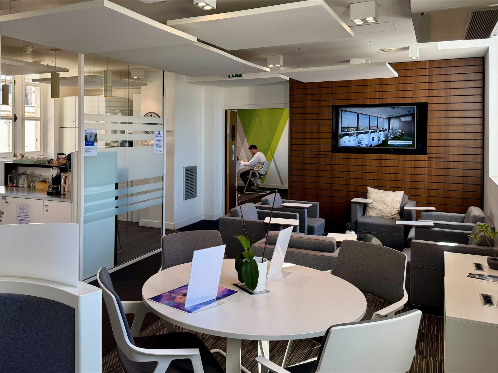 Espace de travail et coin détente du bureau Katalyse de Bordeaux